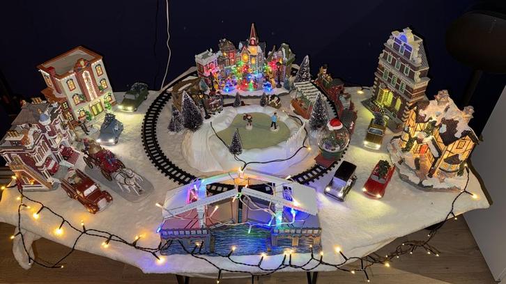 Kerstdorp met oa: Magere brug, Schaatsbaan, Lemax Trein,, Diversen, Kerst, Gebruikt, Ophalen