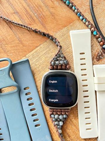 Fitbit Versa 4 + 3 Bandjes beschikbaar voor biedingen