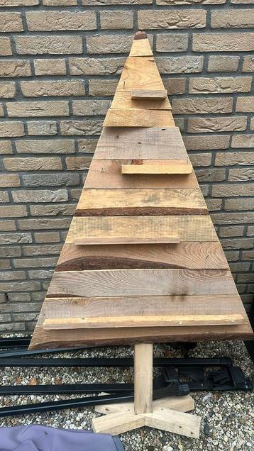 Houten kerstboom teab beschikbaar voor biedingen