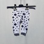 Leuk wit broekje met zwarte sterren. Mt 62. Merk Newborn, Kinderen en Baby's, Babykleding | Maat 62, Ophalen of Verzenden, Jongetje of Meisje