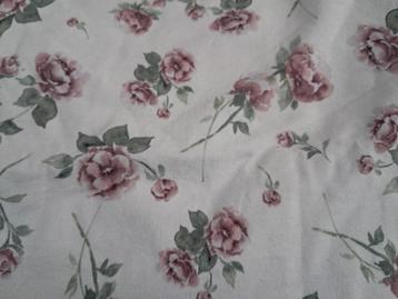 Lap witte katoenen jersey stof met rozenprint  beschikbaar voor biedingen