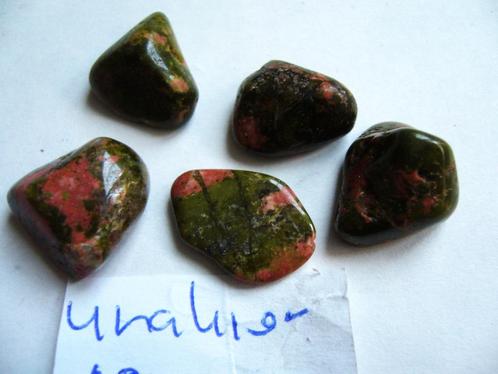 unakiet op foto1 samen 0,69 trommelstenen epidoot jaspis, Verzamelen, Mineralen en Fossielen, Mineraal, Ophalen of Verzenden