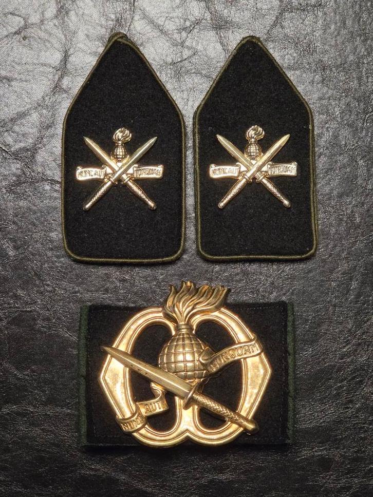 Setje baretembleem kraagspiegels KCT Korps Commando Troepen, Verzamelen, Militaria | Algemeen, Landmacht, Embleem of Badge, Nederland