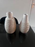 Set van 2 beige vazen van L.Dake en zn, Overige kleuren, Aardewerk of Porselein, Ophalen of Verzenden, Zo goed als nieuw