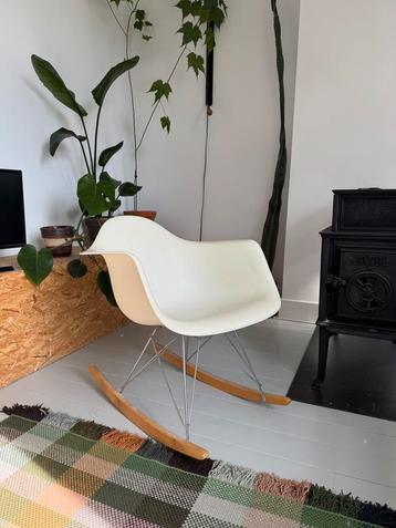 Originele Eames RAR schommelstoel beschikbaar voor biedingen