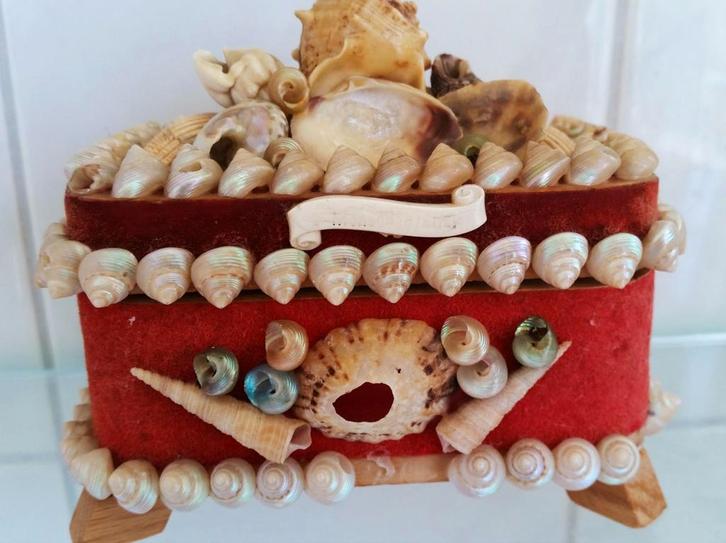 Antieke Sierdoos met echte schelpen., Antiek en Kunst, Curiosa en Brocante, Ophalen of Verzenden