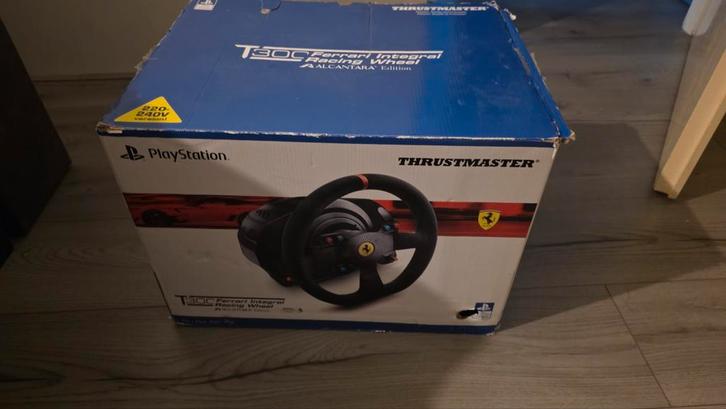 Thrustmaster T300 Ferrari Alcantara PS5 Stuur Nieuwe, Computers en Software, Joysticks, Zo goed als nieuw, Ophalen of Verzenden