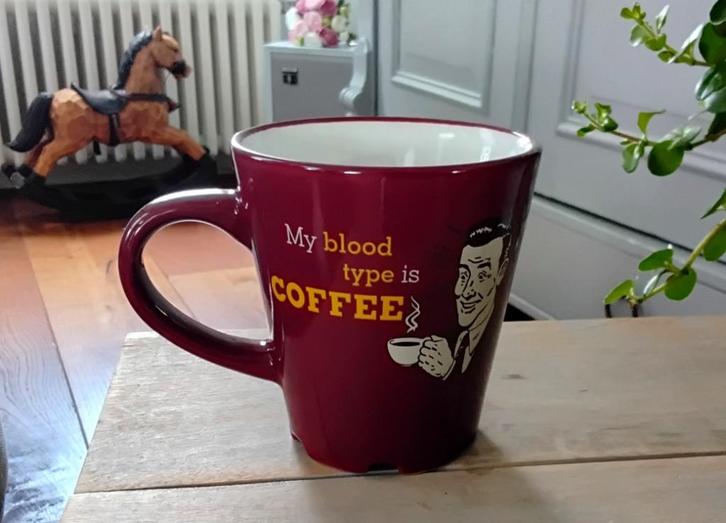 Mok met opdruk: My blood type is coffee (Burger King), Huis en Inrichting, Keuken | Servies, Zo goed als nieuw, Kop(pen) en/of Schotel(s)