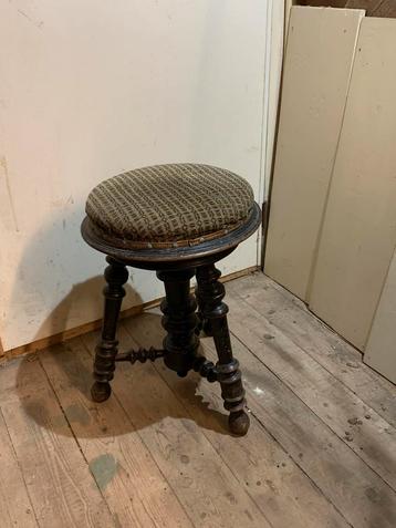 Antieke piano kruk beschikbaar voor biedingen