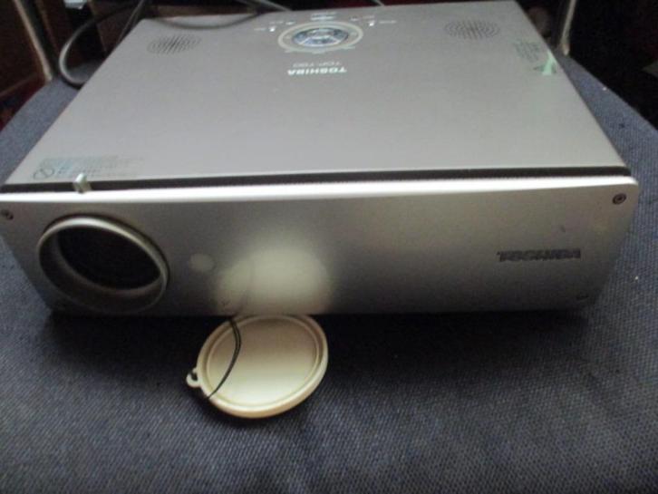 Beamer, projector toshiba TDP-T90 met netsnoer aan te sluite, Audio, Tv en Foto, Beamers, Gebruikt, Ophalen of Verzenden