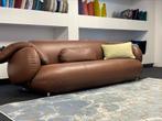 Leolux Pulla 3,5 zits lounge bank Negev leer Showmodel, Nieuw, 250 tot 300 cm, Rechte bank, Leer