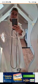 Nieuwe exclusieve trenchcoat zit nog vast gemaakt, Kleding | Dames, Ophalen of Verzenden, Nieuw, Maat 42/44 (L), Beige