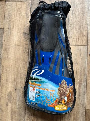 Snorkelset in handige tas beschikbaar voor biedingen