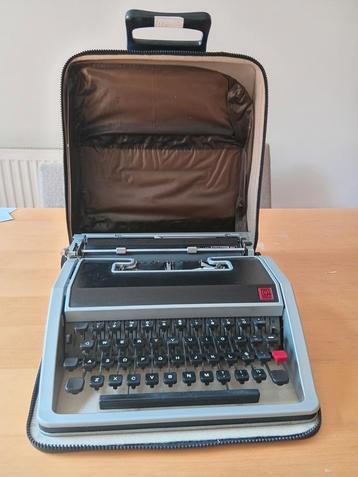 Lettera DL typemachin by Ettore Sottsass voor Olivetti,1965
 beschikbaar voor biedingen