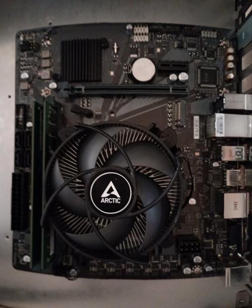 Gigabyte h610m s2h + proseccor+ram, Computers en Software, Moederborden, Zo goed als nieuw, Intel, DDR4, Ophalen of Verzenden