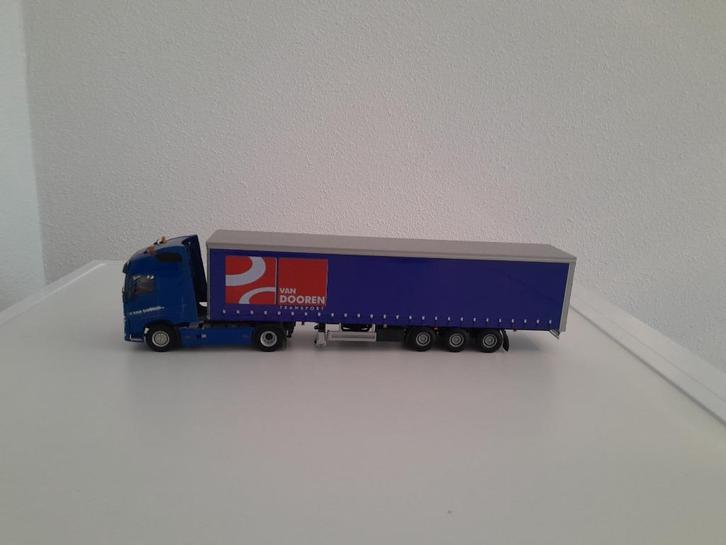 Volvo FH van Dooren Transport met Tautlinetrailer ., Hobby en Vrije tijd, Modelauto's | 1:50, Nieuw, Bus of Vrachtwagen, Wsi, Verzenden