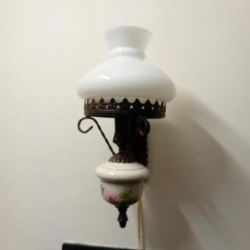 Antieke Wandlamp met Glas en Bloemenmotief beschikbaar voor biedingen