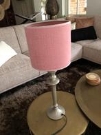Mooie zilverkleurige Tafellamp met roze kap, Overige materialen, Romantisch, Zo goed als nieuw, 50 tot 75 cm
