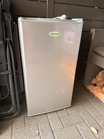 Mooie compacte koelkast (past door caravan deur!) beschikbaar voor biedingen