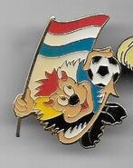 ROOD WIT BLAUWE VLAG VOETBAL PIN, Verzamelen, Speldjes, Pins en Buttons, Ophalen of Verzenden, Nieuw, Sport, Speldje of Pin