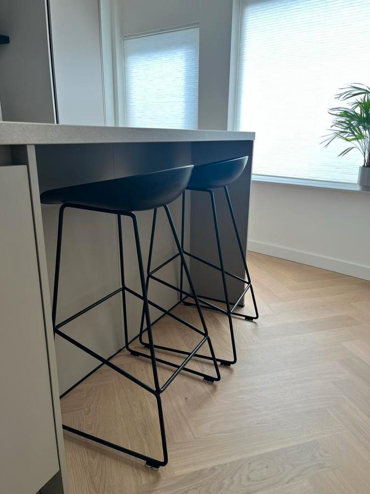 HAY About a Stool AAS38 - Zwart - Zo goed als nieuw, Huis en Inrichting, Barkrukken, Zo goed als nieuw, 60 tot 90 cm, Kunststof