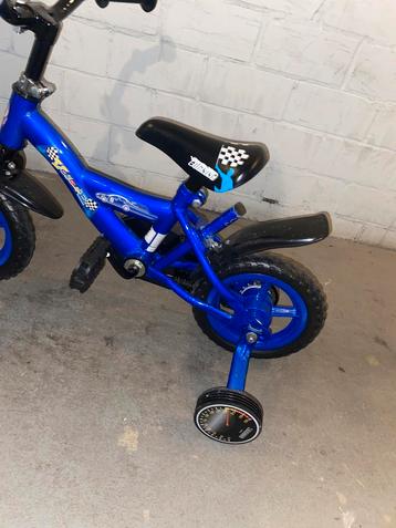Blauwe kinderfiets beschikbaar voor biedingen