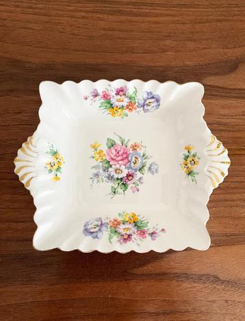 Elegant porseleinen schaaltje Staffordshire beschikbaar voor biedingen