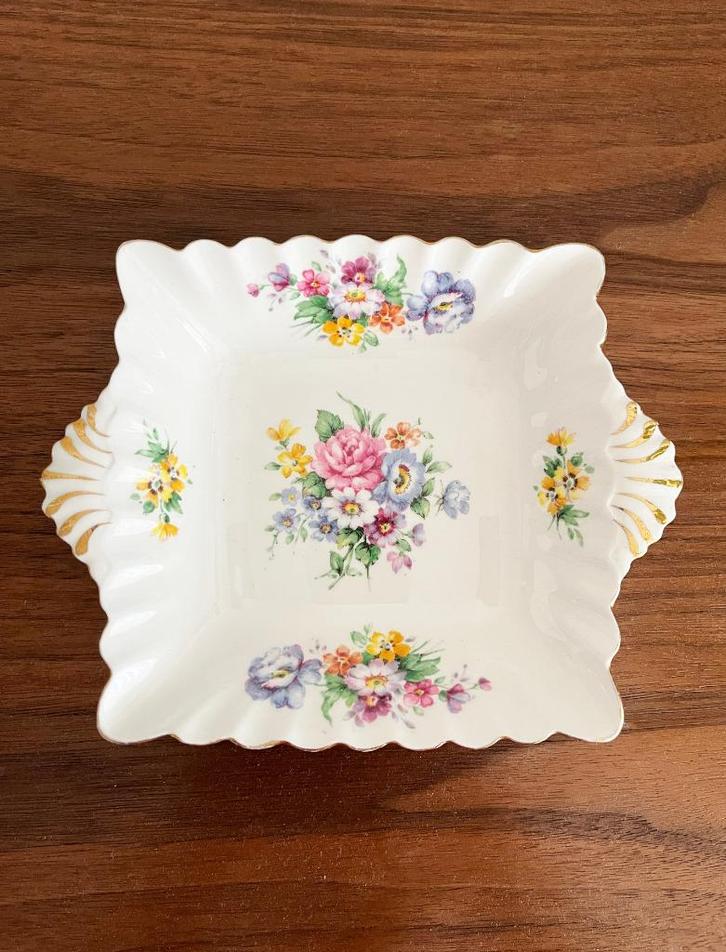 Elegant porseleinen schaaltje Staffordshire, Antiek en Kunst, Antiek | Servies los, Ophalen of Verzenden