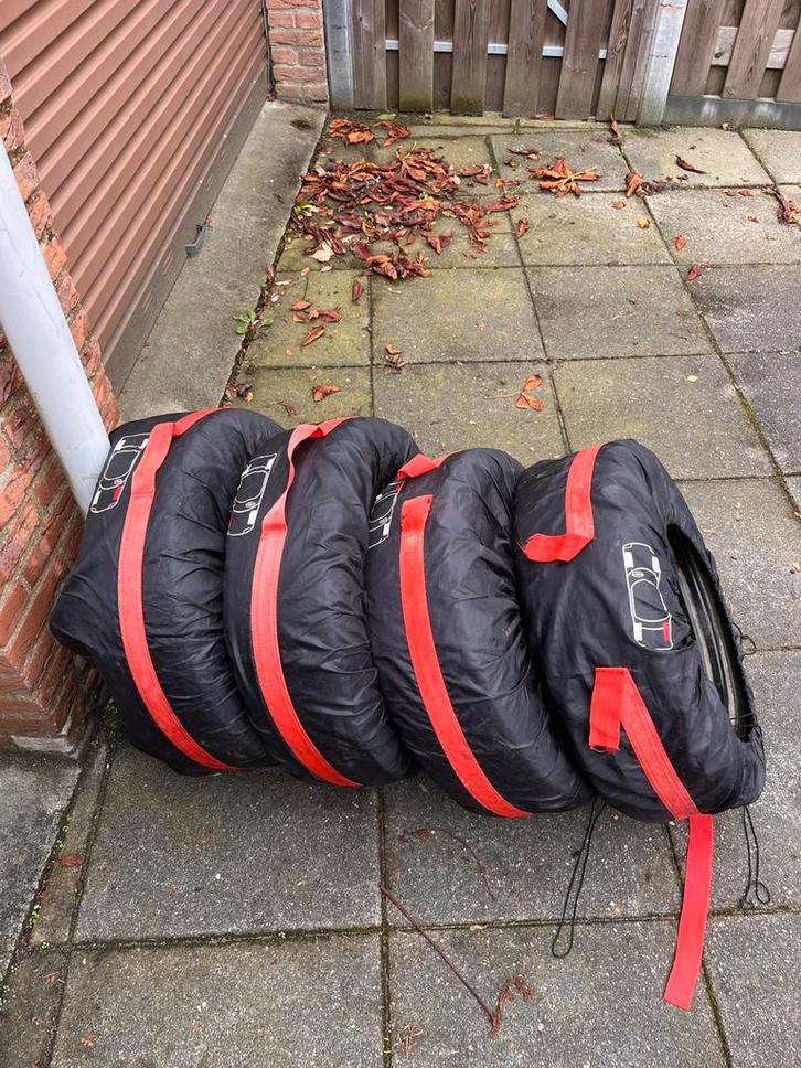 Winterbanden volkswagen polo, Hobby en Vrije tijd, Feestartikelen, Gebruikt, Versiering, Ophalen