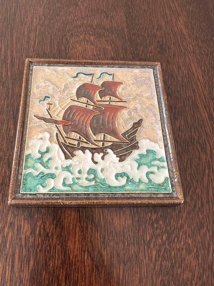 Delfts Cloisonné Tegel - Zeilschip, Antiek en Kunst, Antiek | Wandborden en Tegels, Ophalen of Verzenden