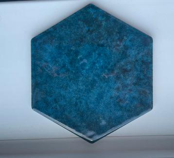 Blauwkleurige hexagon 162 x 185 mm beschikbaar voor biedingen