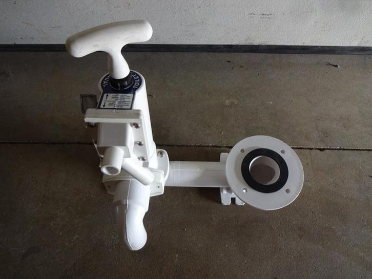 Pomp + voet voor een marine toilet, Watersport en Boten, Accessoires en Onderhoud, Nieuw, Kombuis en Sanitair, Ophalen