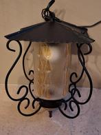 Vintage smeedijzeren buitenlantaarn met amberkleurig glas, Huis en Inrichting, Lampen | Hanglampen, Gebruikt, Vintage, Ophalen of Verzenden
