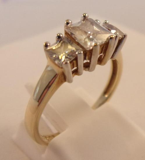 Elegante gouden ring met 3 prinsesgeslepen CZ’s – 2 ct., Sieraden, Tassen en Uiterlijk, Ringen, Zo goed als nieuw, Dame, Kleiner dan 17