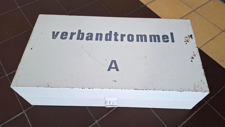 stoere vintage metalen verbandkist EHBO kist industrieel, Huis en Inrichting, Woonaccessoires | Kisten, Gebruikt, Minder dan 50 cm