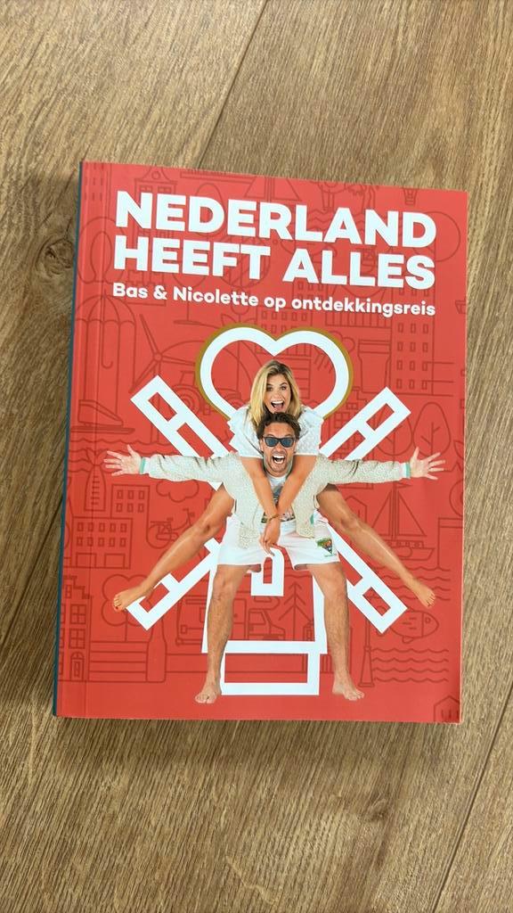 Nicolette van Dam - Nederland heeft Alles, Boeken, Reisgidsen, Zo goed als nieuw, Fiets- of Wandelgids, Benelux, Overige merken