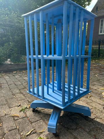 Ouderwetse boekenmolen beschikbaar voor biedingen