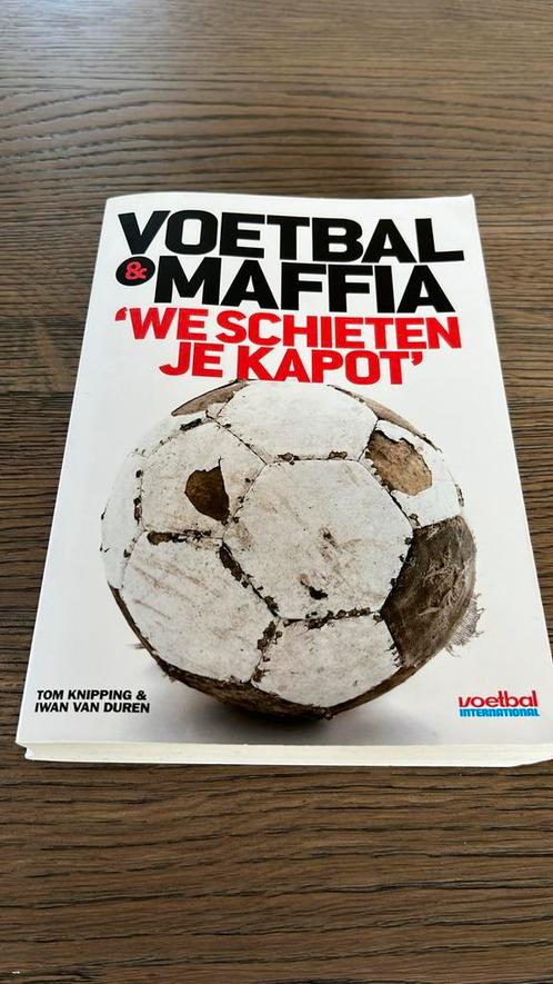 Iwan van Duren - Voetbal & Maffia, Boeken, Sportboeken, Zo goed als nieuw, Balsport, Ophalen of Verzenden