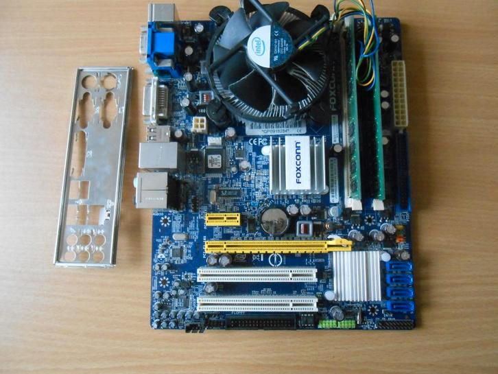 Moederbord / Quad Core CPU/ ram geheugen/ koeler, Computers en Software, Moederborden, Gebruikt, Intel, DDR2, Ophalen