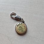 Ajax Amsterdam voetbal sleutelhanger logo, Verzamelen, Sleutelhangers, Sport, Gebruikt, Niet vindbaar, Niet vindbaar