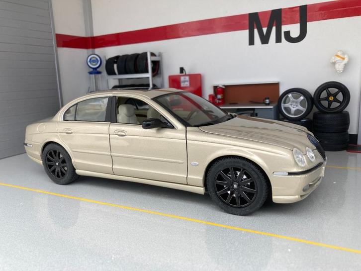 Jaguar S-Type 1:18 Maisto Goud MJ, Hobby en Vrije tijd, Modelauto's | 1:18, Zo goed als nieuw, Auto, Maisto, Ophalen of Verzenden