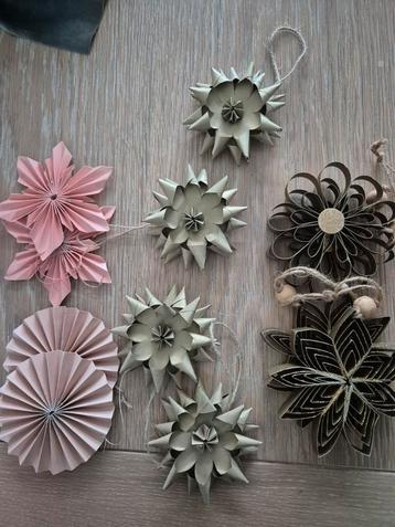 12 papieren hangers kerst ornamenten beschikbaar voor biedingen