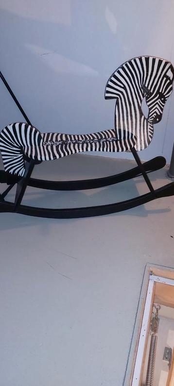 Te koop mooie zebra hobbelpaard zwart/wit beschikbaar voor biedingen