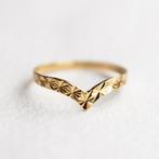 Vintage 9K goud chevron wishbone ring met carvings - Maat 17, Ophalen of Verzenden, Zo goed als nieuw, 17 tot 18, Met edelsteen
