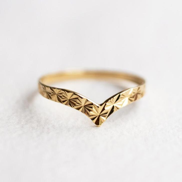 Vintage 9K goud chevron wishbone ring met carvings - Maat 17, Sieraden, Tassen en Uiterlijk, Ringen, Zo goed als nieuw, Dame, 17 tot 18