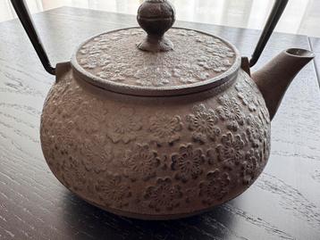 9445 Prachtige gietijzeren theepot van Iwachu, O.8 liter beschikbaar voor biedingen