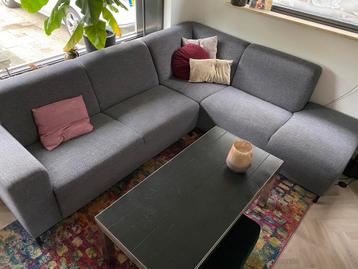 Mooie grijze hoekbank/lounge bank merk pronto wonen beschikbaar voor biedingen