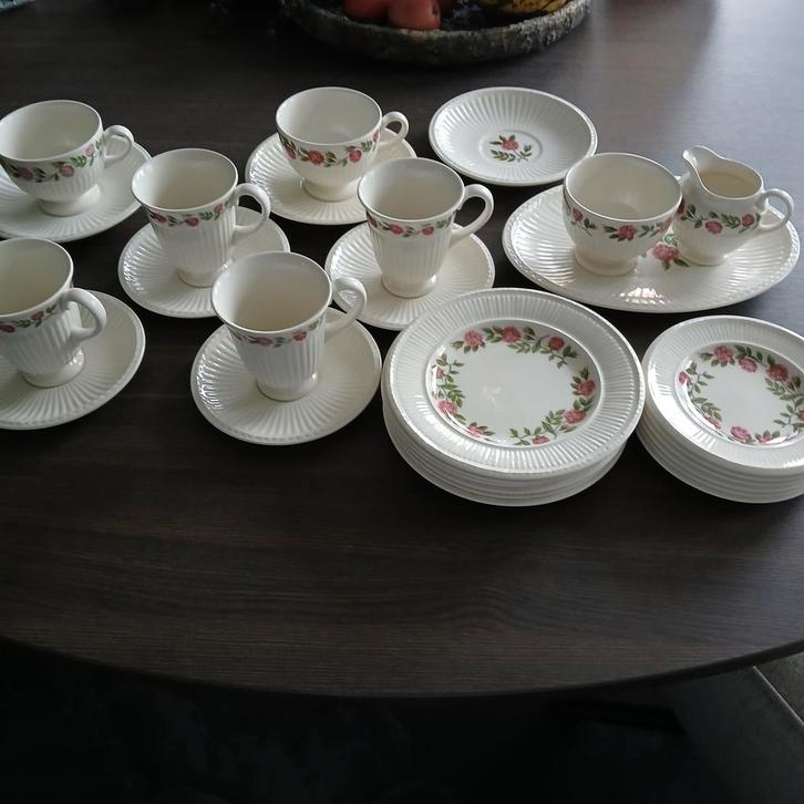Wedgwood Rosalind Theeservies - 28 Delig, Huis en Inrichting, Keuken | Servies, Zo goed als nieuw, Compleet servies, Wedgwood