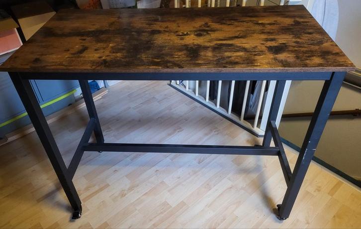 Industriële bartafel met metalen frame en zwenkwieltjes., Huis en Inrichting, Tafels | Eettafels, 50 tot 100 cm, 100 tot 150 cm