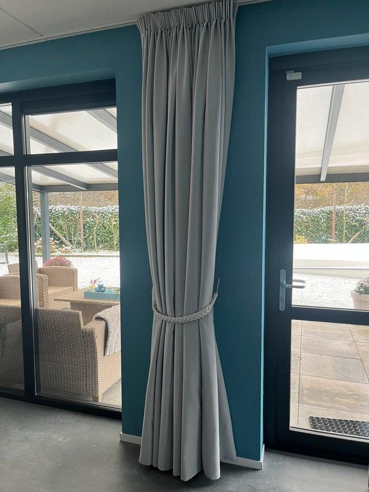 Lichtgrijze gordijnen 305cm en 105cm breed, kamerhoogte 257, Huis en Inrichting, Stoffering | Gordijnen en Lamellen, Gebruikt